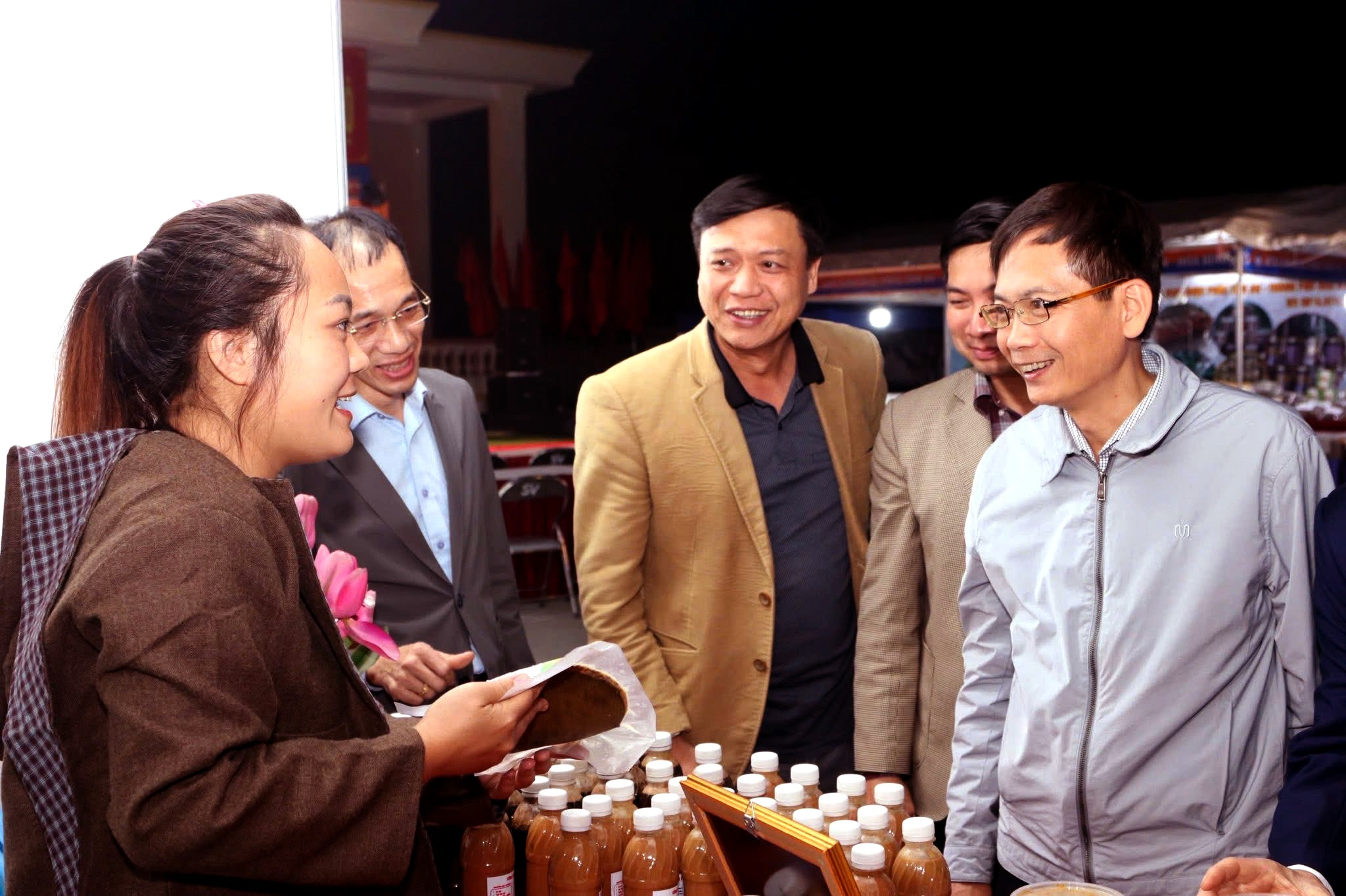 Người tiêu dùng đánh giá cao sản phẩm tại Chương trình đưa hàng Việt về nông thôn xã Vĩnh Thuận năm 2025